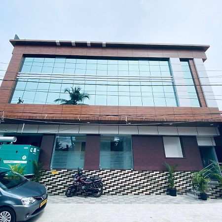 Majestic Inn 特里凡得琅 外观 照片