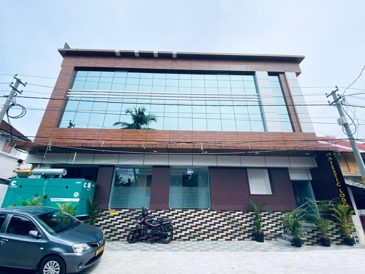 Majestic Inn 特里凡得琅 外观 照片
